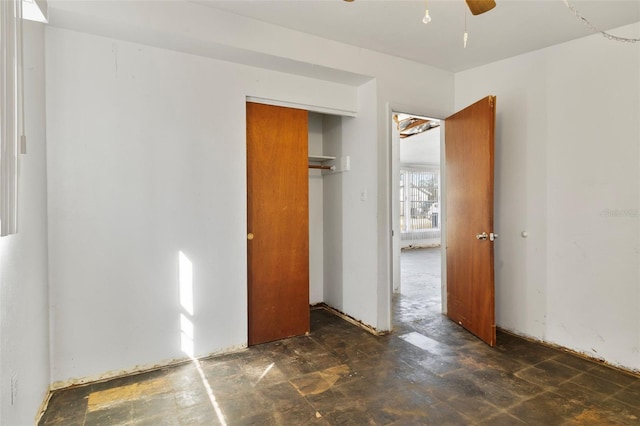 unfurnished bedroom with a ceiling fan and a closet