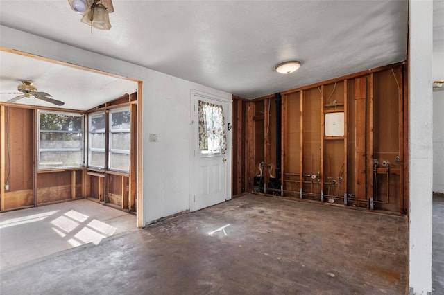 entryway featuring a ceiling fan