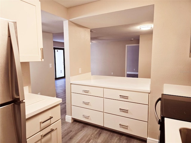 spacious closet featuring light wood-style flooring