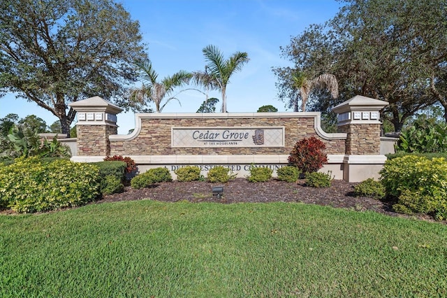 community / neighborhood sign featuring a yard