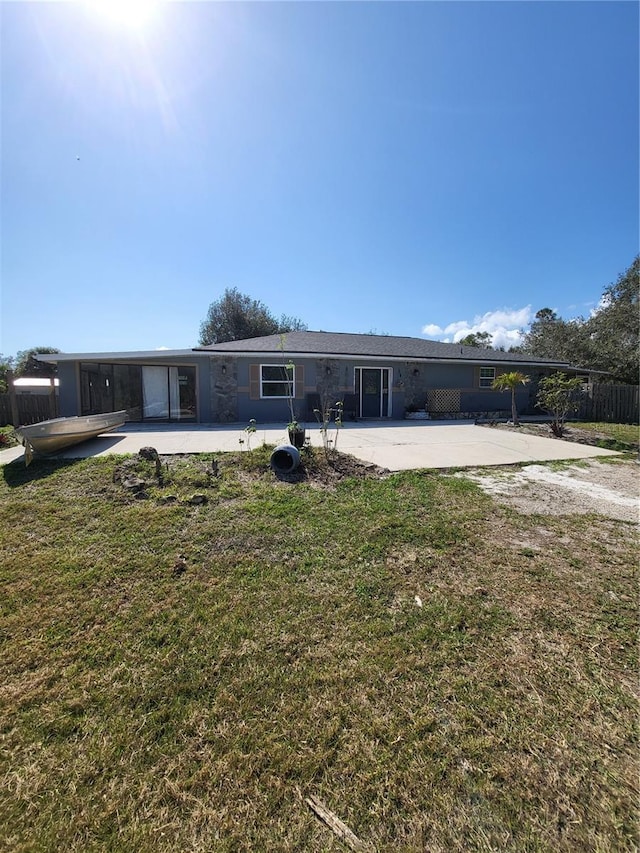 view of front of property featuring a patio and a front yard