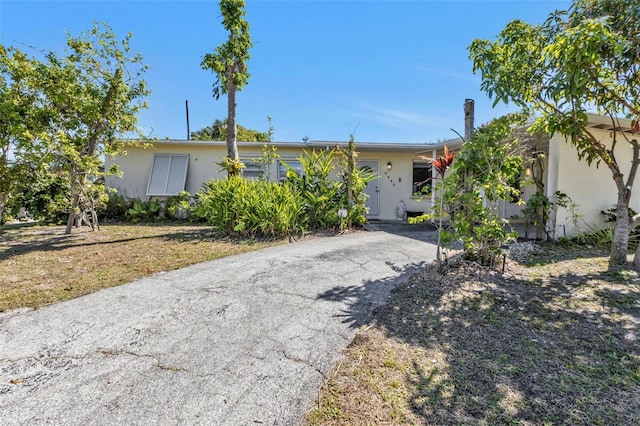 view of front of property featuring driveway