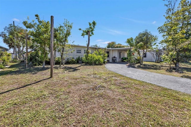 view of front of home featuring a front yard