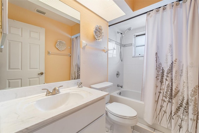 full bathroom featuring toilet, visible vents, shower / tub combo with curtain, and vanity