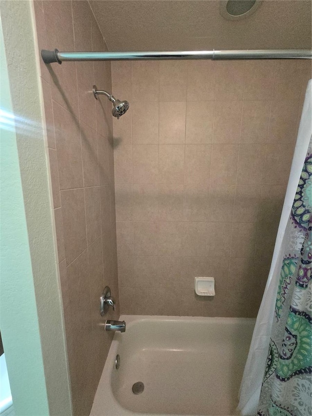 bathroom featuring shower / tub combo