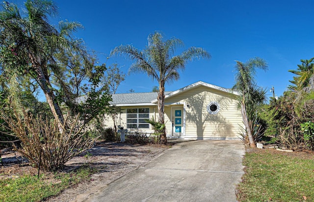 ranch-style house with driveway