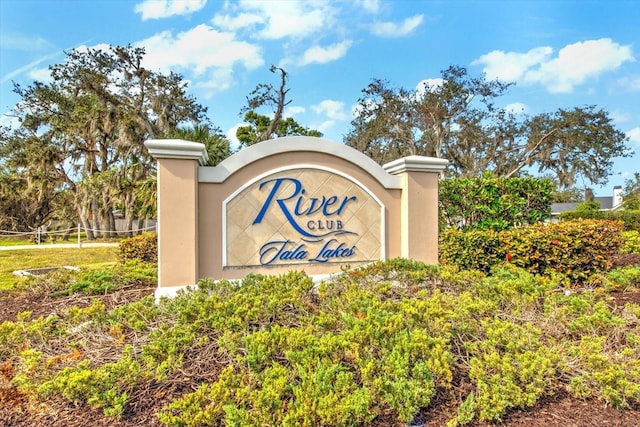 view of community / neighborhood sign