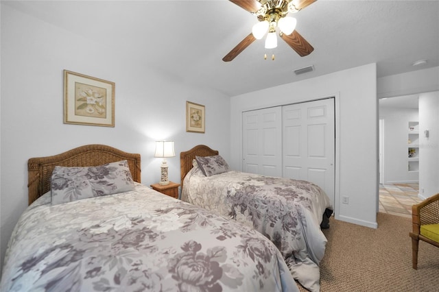 bedroom featuring ceiling fan, carpet floors, visible vents, baseboards, and a closet