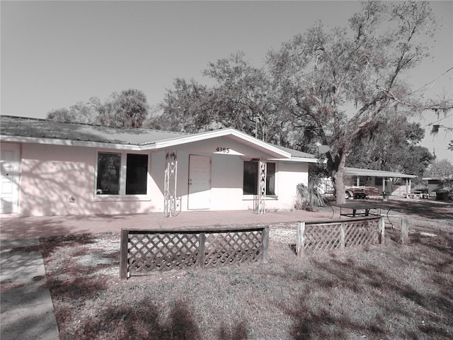 view of front facade featuring fence