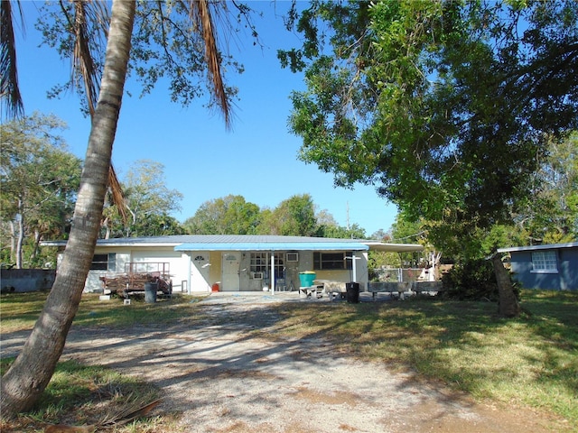 view of front facade featuring a front lawn