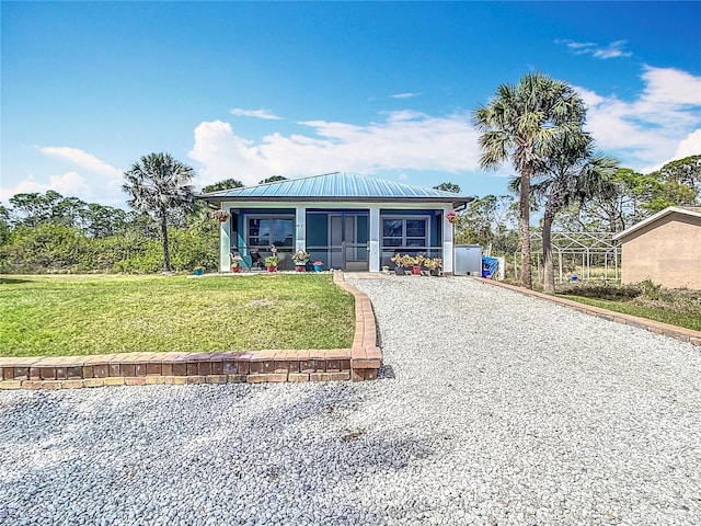 view of front of property featuring a front lawn