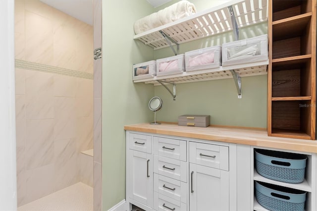 bathroom featuring a tile shower