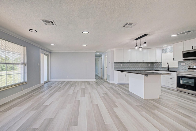 kitchen featuring a sink, visible vents, tasteful backsplash, and appliances with stainless steel finishes