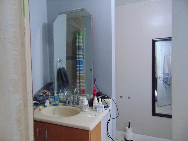 full bathroom with curtained shower and vanity