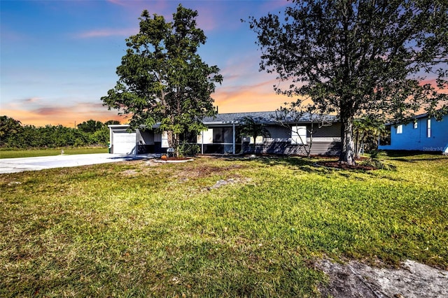 view of front of home featuring an attached garage, a front lawn, and driveway