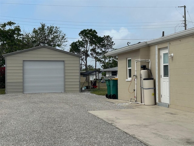 detached garage featuring gravel driveway