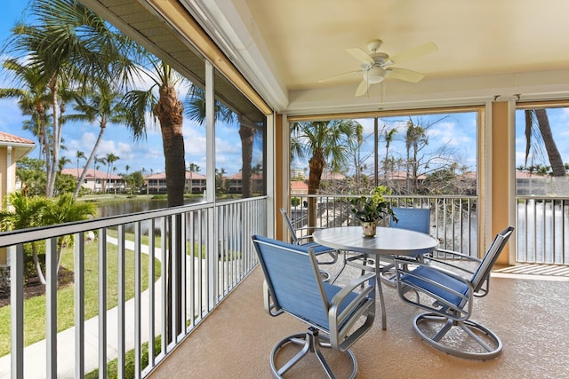 sunroom featuring a ceiling fan