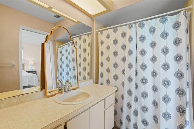 bathroom featuring a shower with curtain, vanity, visible vents, and ensuite bathroom