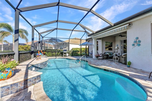 outdoor pool with a lanai, a ceiling fan, and a patio area