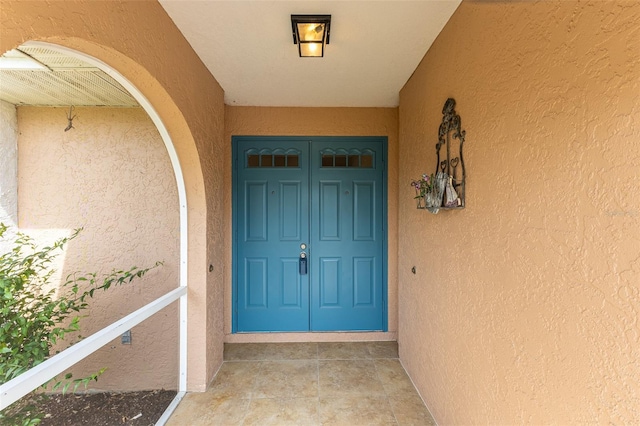 property entrance featuring stucco siding