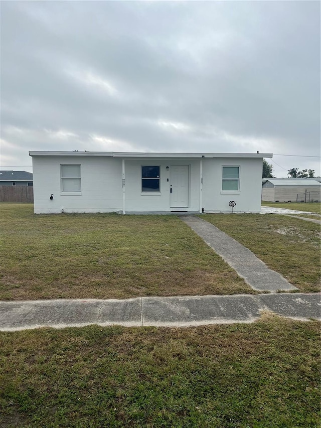 view of front facade with a front yard