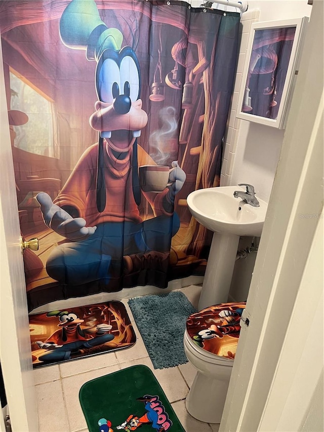 full bathroom featuring a shower with shower curtain and toilet