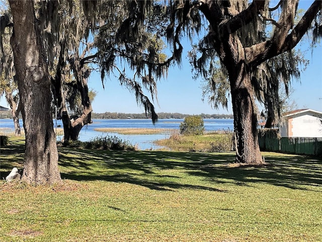 view of yard featuring a water view