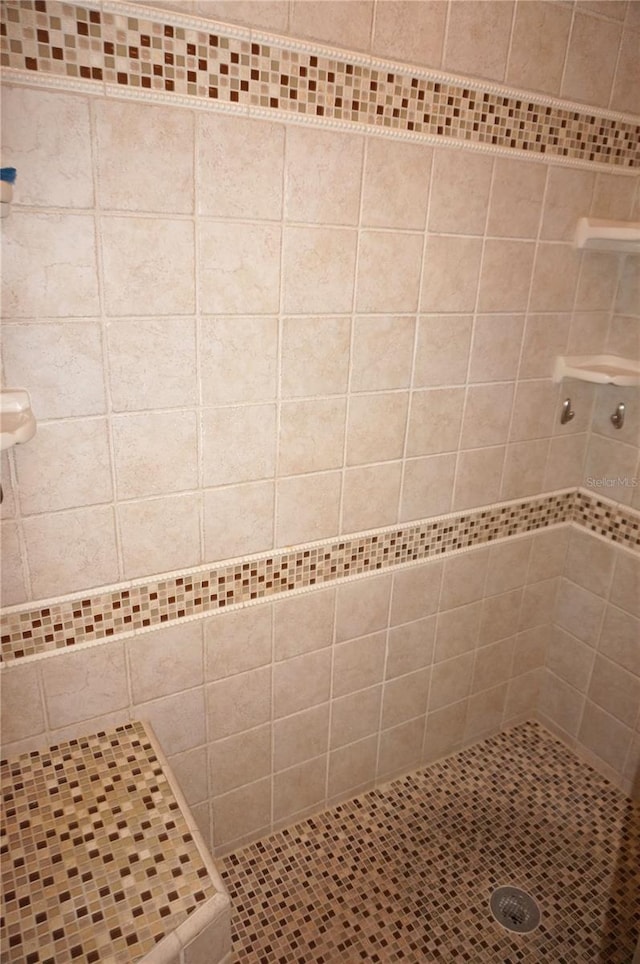 full bathroom featuring tiled shower