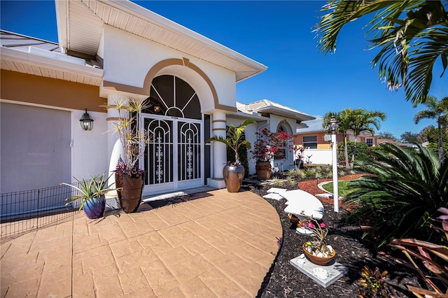 entrance to property with stucco siding