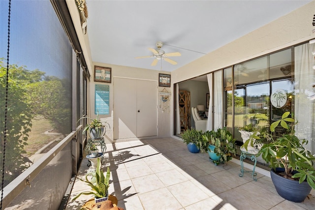 sunroom / solarium with a ceiling fan