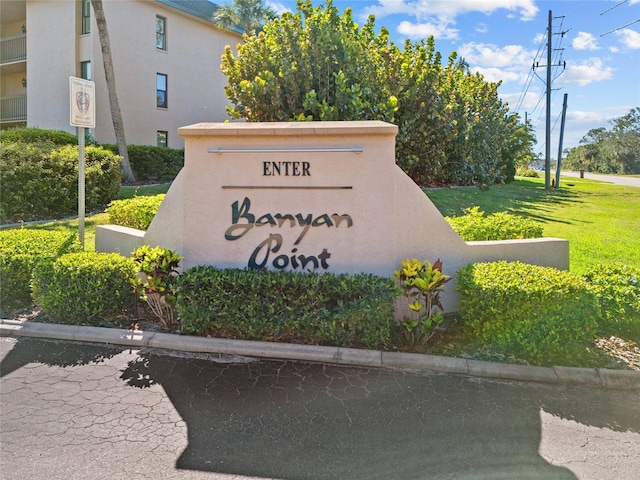 community sign featuring a lawn