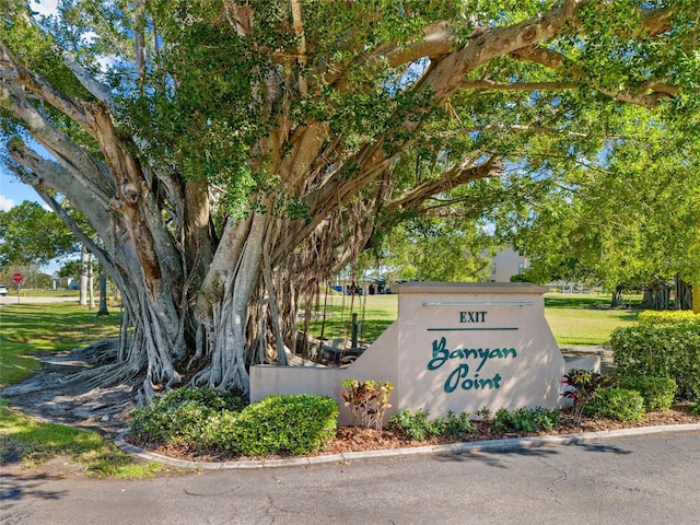 community sign with a yard