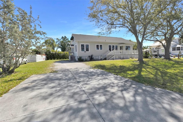 view of front of house featuring driveway and a front lawn