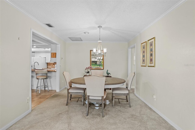 dining room with visible vents, crown molding, light carpet, and a notable chandelier