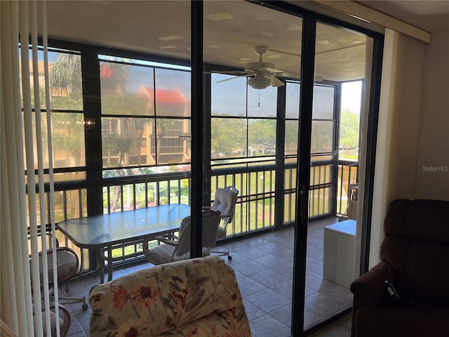 sunroom with ceiling fan