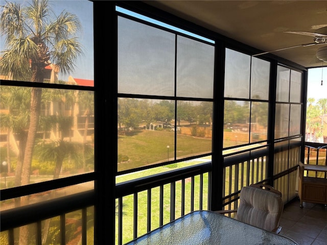 sunroom with ceiling fan