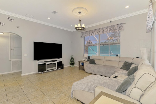 living area with visible vents, baseboards, ornamental molding, an inviting chandelier, and arched walkways