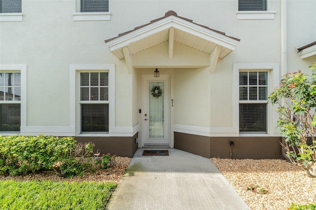 property entrance with stucco siding