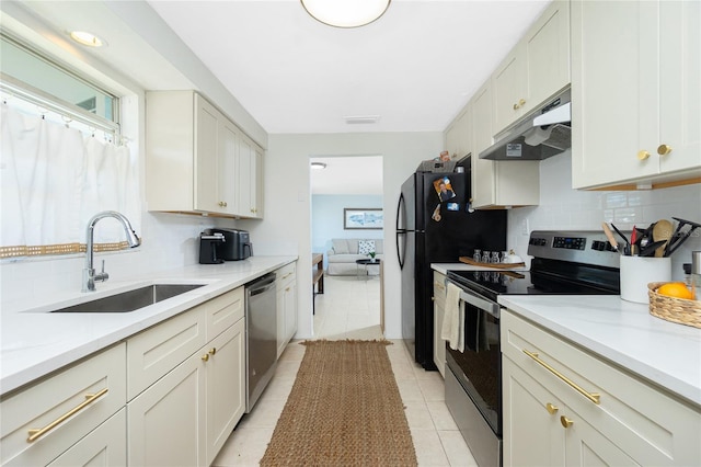 kitchen with under cabinet range hood, stainless steel appliances, a sink, visible vents, and backsplash