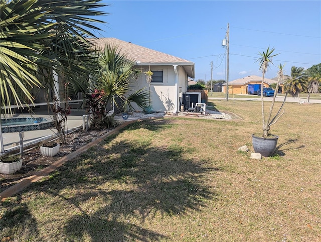 view of yard featuring a swimming pool