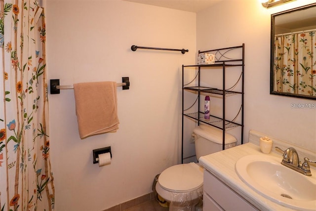 full bath with a shower with shower curtain, toilet, and vanity