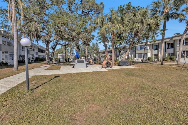 view of property's community with a lawn and a residential view