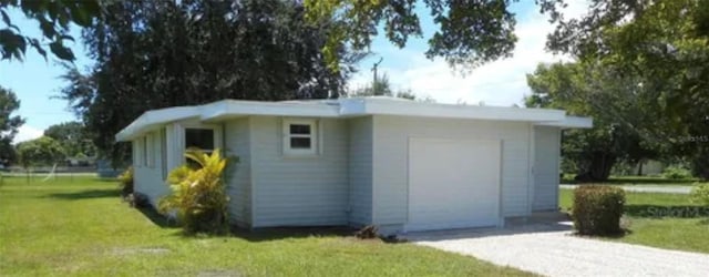 view of outdoor structure featuring an outbuilding and gravel driveway