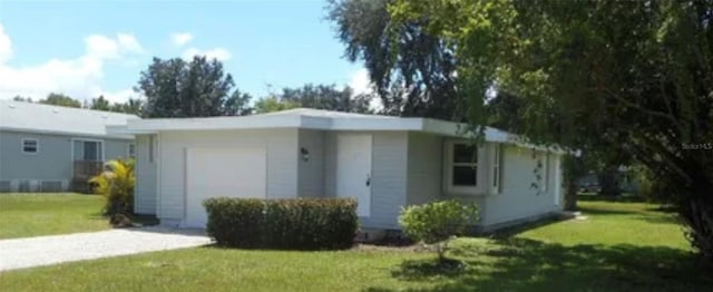 view of front facade featuring a garage, driveway, and a front lawn