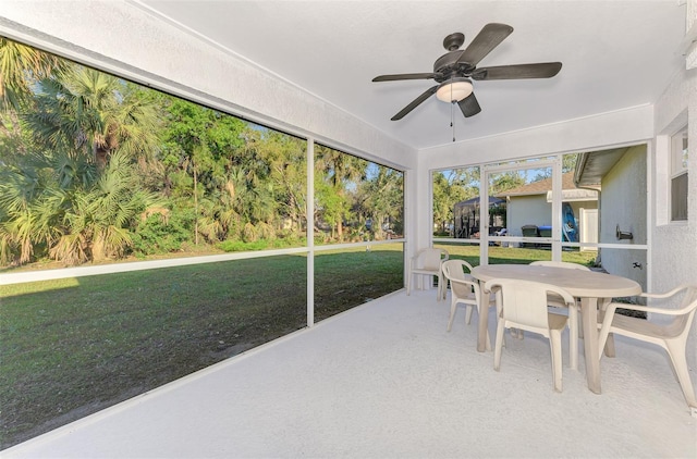 sunroom with ceiling fan