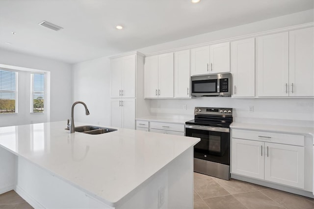 kitchen with visible vents, a sink, recessed lighting, stainless steel appliances, and white cabinets