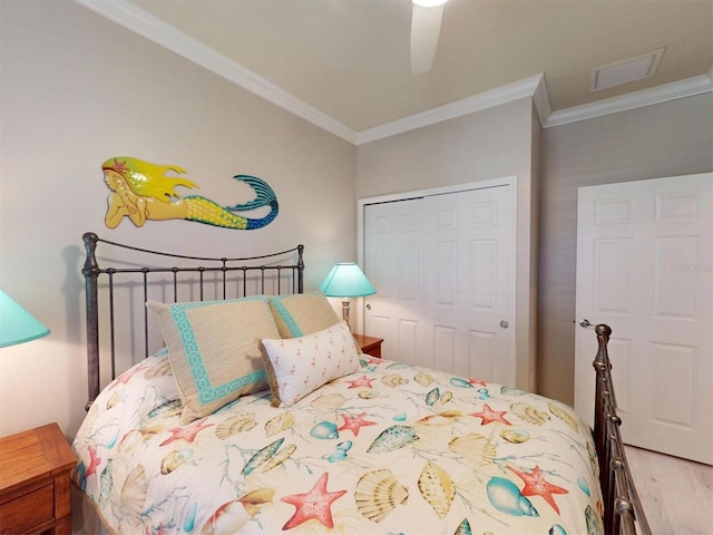 bedroom featuring visible vents, a ceiling fan, a closet, and crown molding