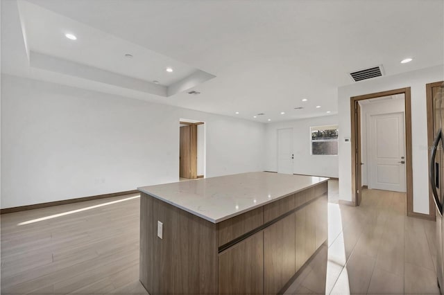 kitchen with visible vents, a center island, recessed lighting, light wood-style flooring, and modern cabinets