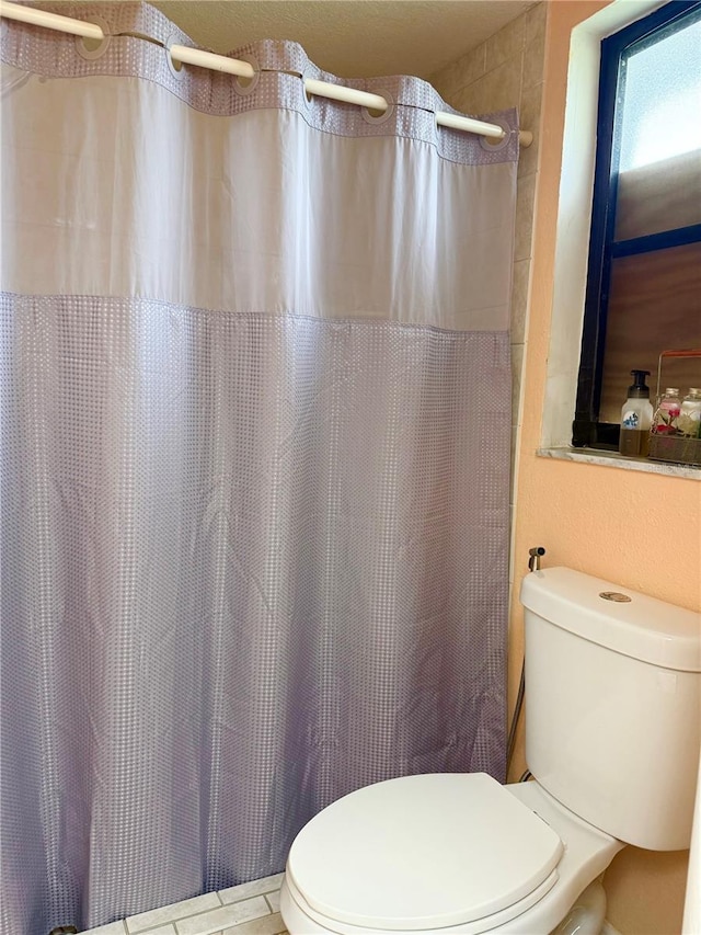 full bathroom featuring a shower with curtain and toilet