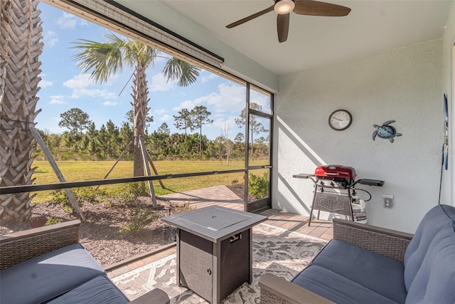 sunroom with ceiling fan